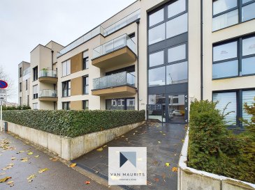 Découvrez cet appartement de 88 m² situé au 1er étage d'une résidence construite en 2020 et idéalement situé dans le centre de Alzingen commune de Hesperange.

L'entrée de l'appartement dessert un séjour salon/salle à manger/cuisine spacieux de 30 m², doté d'un balcon de 6 m². Le hall de nuit dessert un WC séparé, deux chambres de 17 et 20 m², ainsi qu'une salle de douche équipée d'une douche Italienne, un meuble lavabo avec rangements, miroir, chauffe-serviettes et WC.

Au sous-sol une cave de ± 4 m², un garage de ± 16 m² et une buanderie commune complètent l'offre.

Cet appartement allie confort et praticité, parfait pour une vie de famille ou un couple.

Caractéristiques supplémentaires :
Chauffage au gaz avec chauffage au sol
Borne de recharge
Châssis PVC avec triple vitrage, volets électriques
Services de proximité: crèches, restaurants, commerces, bus, centre sportif, etc.

Agent Responsable du bien :
Alexandre Apolinario
Email : alexandre@vanmaurits.lu
Tel. +352 / 691282 214