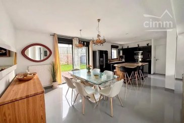 À vendre, sur la commune de Longwy (54)

Maison individuelle contemporaine construite en 2019. D’une superficie habitable de 118 m², elle offre 5 pièces principales ainsi qu’un garage attenant. Édifiée sur un terrain de plus de 400 m², exposé sud-ouest, cette villa aux lignes épurées se situe dans un environnement calme et agréable.

Le rez-de-chaussée propose une belle pièce de vie lumineuse et traversante de 50 m² ouverte sur l’extérieur, ainsi qu’une buanderie.  

À l’étage, on retrouve une grande mezzanine, trois chambres confortables et une spacieuse salle d’eau. Deux WC complètent l’ensemble.

Parmi ses équipements : double vitrage avec volets électriques, chauffage au gaz de ville avec chaudière entretenue, VMC, portail et porte de garage motorisés, ainsi qu’un système de domotique pour les volets et Le portail extérieur.

La maison bénéficie des garanties constructeur (conformité, décennale et dommage-ouvrage) et est raccordée au réseau d’assainissement collectif, conforme aux normes en vigueur.  

Accès autoroutier direct.

Honoraires TTC à la charge du vendeur.  

Les informations relatives aux risques auxquels ce bien est exposé sont disponibles sur le site Géorisques.