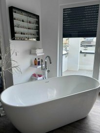 ++++ A VISITER ++++

Immo Nordstrooss vous propose à la vente une belle maison sous garantie décennale sise à Wiltz libre de quatre côtés sur un terrain de +/- 1.29 ares d'une superficie habitable de +/- 180m²,
cette maison unifamiliale tout confort sur 3 niveaux dans un état impeccable, avec des belles finitions.

Il s'agit d'une maison construite avec des matériaux de qualité en 2019 et proche de toutes commodités.

La maison se compose comme suit:

Rez de chaussée:
- hall d'entrée lumineux
- double garage pour deux voitures
- espace local technique
- buanderie
- WC séparée

1er étage:
- très spacieux living avec poêle donnant vers belle terrasse avec vue dégagée de +/- 30m2
- Belle cuisine bien équipée semi ouverte

2ème étage:
- hall de nuit
- 2 chambres à coucher donnant vers balcon
- 1 salle de douche avec WC et fenêtre

3ème étage:

- cosy suite parental très lumineuse avec espace dressing et salle de douche et une belle baignoire.

Extérieurs:
- 4 places de parking extérieures

Données techniques:
Passeport énergétique A/B
Chauffage central au Gaz
Fenêtres triple vitrage, équipés de volets électriques.

Pour tout complément d'information et/ou la documentation détaillée, contactez-nous au tél: 691 850 805.