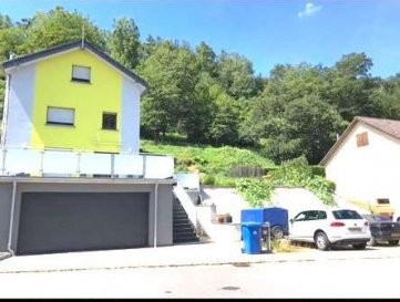 !!!!Très belle maison Individuelle avec terrain                              constructible à coté.!!!! 

ImmoNordstrooss à l'honneur de vous présenter cette maison libre de 4 cotés, idéale pour une grande famille construite sur 3 ares en 1955 mais complètement rénové en 2011 y compris la façade et la toiture et aussi avec possibilité de construction d'une autre maison à coté sur un terrain de 3,30 ares.

Cette magnifique maison est composée comme suit:

-RDCH
-garage 2 voiture, chaufferie, buanderie et 2 caves. 

-1 étage: cuisine équipée avec débarras et accès au jardin avec terrasse , wc , et un grand salon, hall d'entrée.
 
-2 étage: salle avec douche italienne, 2 chambre a coucher , une chambre avec dressing et salle de bain privative. 
3 étage: 2 chambre a coucher.

Pour plus de renseignements ou une visite (visites également possibles le samedi sur rdv), veuillez contacter le 691 850 805.


