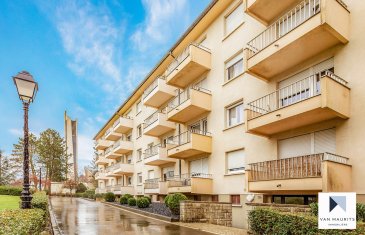 *** SOUS COMPROMIS *** SOUS COMPROMIS *** SOUS COMPROMIS *** Un appartement lumineux, situé au 3ème étage d'une petite résidence, avec ascenseur, bien tenue, comprenant 9 unités, localisé à Howald, proche du nouveau Centre Commercial Auchan et du lycée Vauban, et proche des arrêts de bus.

L'appartement comprend un séjour de ± 30 m2, une cuisine séparée de ± 9 m2 qui s'ouvre sur un balcon de ± 3 m2, deux chambre de ± 10 et 15 m2, une salle de bains ± 5 m2 et un w.c séparé ± 2 m2.

 
Parquet en chêne sur tous les sols excepté les salles d'eau qui sont équipées de carrelage (60 x120 cm Gigacer).

Orienté Sud-Est, bien lumineux toute la journée.

L'offre comprend un garage pour voiture ainsi qu'une cave et l'emplacement dans la buanderie commune.

Agent responsable du dossier : Geoffrey DEPRE
 E-mail : geoffrey@vanmaurits.lu
 Mobile : +352 661 127 777

 
