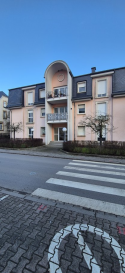Découvrez un superbe appartement à louer proposé par MAVE IMMO, idéalement situé à Livange, Luxembourg. Ce bien est parfait pour ceux qui recherchent un cadre de vie paisible et un accès facile aux commodités.

Détails de la propriété : Cet élégant appartement de 85 m² se compose de deux chambres confortables et d'une salle de bains. Profitez de moments de détente sur le balcon de 4 m² et d'une cuisine séparée entièrement équipée, pratique pour concocter vos repas. La résidence est dotée d'une belle cave et d'une buanderie pour plus de confort. Une place de parking extérieure est incluse, pratique pour garer votre voiture en toute sécurité. La connexion Internet ou ligne téléphonique est disponible, vous permettant de rester connecté selon vos préférences. Le chauffage au gaz assure une température agréable tout au long de l'année.

Équipements à proximité : Livange est un quartier charmant qui offre un cadre idéal pour vivre au quotidien. Vous trouverez des écoles et des établissements éducatifs de qualité à proximité, de nombreux commerces et restaurants pour vos sorties, ainsi que des espaces verts pour vous ressourcer. Les options de transport en commun sont variées et efficaces, facilitant vos déplacements au sein de Luxembourg. Les services de santé sont facilement accessibles, garantissant un environnement de vie complet et agréable.

Ne manquez pas cette opportunité exceptionnelle ! Planifiez une visite en nous contactant dès maintenant via le formulaire de contact ou par mail à info@mave.lu ou par téléphone au +352 621 253 096.

Conditions de location:
* contrat de travail CDI sans période d'essaie
* 3 dernière fiches de salaire
* copie de la pièce d'identité
* les animaux ne sont pas autorisés