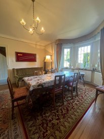 Maison individuelle 4 pièces 97 m². Nord Sud Immobilier a le plaisir de vous présenter cette charmante maison individuelle située dans un quartier paisible à BITCHE.

Ce bien, construit en 1936, se compose comme suit :
*Un rez de chaussée avec entrée/dégagement, salon/salle à manger, cuisine donnant accès à une véranda d'environ 17 m² et une chambre à coucher orientée vers l'arrière offrant un accès à une terrasse couverte.
*Un étage avec dégagement, 2 chambres à coucher dont une de 20 m² avec balcon, salle de bain avec WC et buanderie.

Le bien dispose d'un superbe terrain de 7,60 ares, vue dégagée à l'arrière et à l'abris des regards. Vous trouverez également un petit abris en bois, aménagé avec un barbecue, idéal pour profiter des beaux jours.

Les informations sur les risques auxquels ce bien est exposé sont disponibles sur le site Géorisques : www.georisques.gouv.fr

Contact Nord Sud immobilier à Rohrbach les bitche, Bitche, Diemeringen et Sarreguemines.