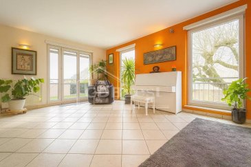 À Vendre à Soleuvre – Superbe Penthouse de 152 m² avec Vue Panoramique
Année de construction : 2007 
CPE : E/E 
Charges mensuelles : 450 €
Disponibilité à convenir
Aucun travaux à prévoir – Résidence impeccablement entretenue 
Fonds de travaux de la résidence (l’épargne) : +/− 33 000 €
Découvrez ce penthouse d’exception de 152 m², baigné de lumière et ouvert sur une terrasse panoramique offrant une vue époustouflante sur la forêt et les hauteurs de Soleuvre. Niché au dernier étage d’une résidence de standing avec ascenseur privatif, cet appartement allie élégance, confort et sérénité.
Les atouts du bien :
•	Surface habitable : 152,23 m²
•	Terrasse et balcons : spacieux, parfaits pour les moments de détente face à la nature
•	Séjour : vaste pièce à vivre lumineuse toute la journée
•	Cuisine : entièrement équipée, fonctionnelle et moderne
•	Chambres : 3 belles chambres
•	Salle de bain : équipée d’une baignoire balnéo et d’une douche
•	Buanderie privative : avec accès direct à l’appartement
•	Garage : 2 emplacements dans un box fermé avec coin cave
•	Connexion : fibre optique
•	Ascenseur privatif desservant directement le penthouse
Localisation :
À proximité immédiate des commerces, écoles, transports en commun, et des espaces verts. Les amateurs de nature apprécieront la proximité des pistes cyclables et sentiers de promenade.
Ce penthouse offre un cadre de vie privilégié, alliant modernité, tranquillité et prestations haut de gamme.
Ce bien vous intéresse ?
Contactez-nous dès maintenant au (+352) 28 80 28 80 ou par e-mail à cdbimmo@cdbgest.lu pour plus d’informations.
Vous souhaitez vendre ou louer votre bien ?
Bénéficiez de notre expertise et de notre parfaite connaissance du marché luxembourgeois pour une estimation personnalisée et fiable.
CDBgest est membre de la Chambre Immobilière du Grand-Duché de Luxembourg (seul organisme accrédité par l’État) et de la Chambre de Commerce, gages de professionnalisme et de qualité.
Découvrez tous nos biens sur www.cdbimmo.lu

For Sale in Soleuvre – Stunning 152 m² Penthouse with Panoramic View
Year of construction: 2007
Energy performance: E/E
Monthly charges: €450
Availability: to be agreed
No renovation needed – impeccably maintained residence
Residence reserve fund (savings): approx. €33,000
Discover this exceptional 152 m² penthouse, filled with natural light and surrounded by a panoramic terrace offering breathtaking views of the forest and the hills of Soleuvre. Nestled on the top floor of a prestigious residence with private elevator, this apartment combines elegance, comfort, and serenity.
Property highlights:
• Living area: 152.23 m²
• Terrace and balconies: spacious, perfect for relaxing moments in a natural setting
• Living room: large and bright throughout the day
• Kitchen: fully equipped, functional, and modern
• Bedrooms: 3 comfortable rooms
• Bathroom: features a whirlpool bathtub and shower
• Private laundry room: with direct access to the apartment
• Garage: 2 parking spaces in a closed box with storage area
• Connection: fibre optic internet
• Private elevator: direct access to the penthouse
Location:
Ideally situated close to shops, schools, public transport, and green spaces. Nature lovers will enjoy the nearby cycling paths and walking trails.
This penthouse offers an exceptional living environment, combining modernity, tranquility, and high-end amenities.
Interested in this property?
Contact us now at (+352) 28 80 28 80 or by e-mail at cdbimmo@cdbgest.lu for more information.
Looking to sell or rent your property?
Benefit from our expertise and in-depth knowledge of the Luxembourg real estate market for a personalized and reliable valuation.
CDBgest is a proud member of the Chamber of Real Estate Agents of the Grand Duchy of Luxembourg (the only body accredited by the State) and the Luxembourg Chamber of Commerce, ensuring professionalism and quality.
Discover all our listings at www.cdbimmo.lu