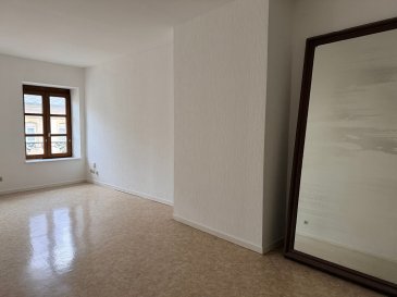 A Thionville, F2 de 64 m2 en Hypercentre. A Thionville, rue de Luxembourg, appartement de 64 m2 au 3ème et dernier étage sans ascenseur.
F2 comprenant une entrée, un grand séjour de 27m2, une cuisine indépendante, une chambre de 16 m2, salle dans avec baignoire et WC séparé.
Les informations sur les risques auxquels ce bien est exposé sont disponibles sur le site Géorisques : www.georisques.gouv.fr » 
Contact : 03 82 53 44 32