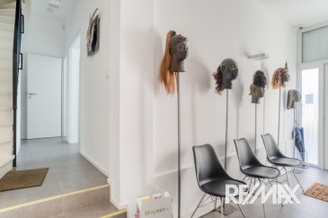 Veuillez contacter Francis Drabik pour de plus amples informations :
- T : 621 54 00 54
- E : francis.drabik@remax.lu

RE/MAX, Spécialiste de l'immobilier au Luxembourg, vous propose, en exclusivité, cette belle et grande maison mitoyenne dans le quartier central de Bonnevoie.
Elle comprend une partie professionnelle au rez-de-chaussée, idéale pour un cabinet médical.
Construite en 1966, cette maison a été rénovée et réaménagée en 2014 pour afficher une surface totale de ± 200 m² dont ± 170 m² habitables sur 3 niveaux.

Vous trouverez au rez-de-chaussée :
Un grand hall d'accueil, 2 bureaux, 2 salles de soins et des toilettes.

Au premier étage :
- 3 chambres.
- Un espace de vie avec cuisine ouverte donnant sur le salon / salle à manger avec accès terrasse

Au deuxième étage :
Vous trouverez un bureau donnant sur une chambre de 15 m² avec bureau et dressing.

Il serait également possible de réaménager l'ensemble afin de n'avoir que du résidentiel sous réserve d'autorisation.

Frais d’agence RE/MAX : 3 % du prix de vente à la charge de la partie venderesse + TVA