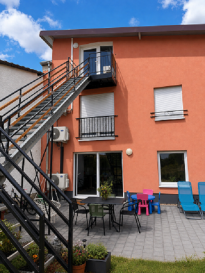 Appartement F2 meublé neuf, comprend: une cuisine équipée ouverte sur séjour, une chambre, une salle de douche, cagibi, wc séparé. Situé dans un agréable hameau, au calme et dans un environnement verdoyant. Au sein d'une copro de 3 appartements, à 15 km de la frontière Luxembourgeoise et Allemagne. Jardin commun.
