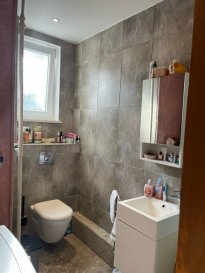 Appartement F2 Metz sablon.  METZ SABLON - Rue Kellermann - Nous vous proposons un charmant F2 au 1er étage d'un petit immeuble, composé d'un salon, d'une chambre, d'une salle de douche avec toilette séparé et d'une cuisine équipée. Un Balcon et une cave complète ce bien.
 Idéalement situé, proche de toutes les commoditées et à 10mn à pied de la gare. A voir absolument !
 Loyer : 615EUR + 35EUR de charges (entretien et électricité des communs)
 Libre début Novembre.
 Contactez dès à présent votre agence VENNER IMMOBILIER au 03.87.63.60.09. 
  