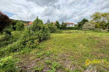 Vue dégagée.  Joli terrain à batir libre de constructeur d'une surfface de 813 m2 avec 22m de façade. Viabilité proche en bordure de route.
 A decouvrir rapidement !
 Les informations sur les risques auxquels ce bien est exposé sont disponibles sur le site Géorisques : www.georisques.gouv.fr