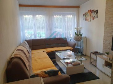 BELARDIMMO vous propose à la vente une maison entièrement rénovée, avec 3 ou 4 chambres à coucher et dont les espaces ont été optimisés.   
La maison ne dispose pas de jardin, par contre possède une belle terrasse tranquille au dernière étage, à l'arrière, qui donne sur les autres jardins.

La maison, disposée sur 3 niveaux, se compose ainsi :

Rez-de-chaussée:

- hall d'entrée
- salon et petite salle à manger
- cuisine équipée fermée
- WC séparé (avec branchement machine à laver) 

1er étage :

- 2 chambres à coucher
- salle de bain

2ème étage :

- chambre à coucher
- bureau ou chambre d'enfant

Mansarde :

- Terrasse (13,9m²)
- grenier (28m²)

Sous-sol :

- cave voutée / chaufferie / buanderie (carrelage au sol)

Tous les revêtements de sol sont en carrelage sauf dans les 2 grandes chambres et le bureau.
Toutes les dalles sont en béton sauf au premier étage.

Pour toutes informations complémentaires veuillez vous adresser à Monsieur BELARDI au  352 621367853