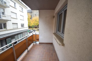 En Exclusivité, ImmoHouse vous propose ce bel appartement 2 chambres idéalement situé en plein centre ville de Dudelange.

Au 1er étage d'une résidence avec ascenseur cet appartement spacieux de 87m² se compose de :

- Un agréable hall d'entrée avec espace rangement et placard intégré  
- Un grand salon salle à manger très lumineux avec balcon  
- Une cuisine équipée fermée (possibilité d'ouvrir sur le salon ou de faire une 3ème chambre à coucher)  
- Deux chambres à coucher  
- Une salle de douche avec wc et fenêtre  
- Un wc séparé  

A cela s'ajoutent:  
- Une cave privative  
- Une buanderie