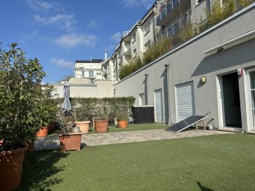 A VISITER !!!

Bel appartement 2 chambres avec énorme terrasse à Bonnevoie (Dernier Sol) de +/- 73 m² en excellent état.
- Toutes les pièces donnent sur une terrasse de +/- 90m2 baignée de soleil 

- Rez-de-chaussée (sans accès direct extérieur).Situation calme à l'arrière de l'immeuble, à l'écart de la route et de toute nuisance sonore 
- Cuisine ouverte entièrement équipée et séjour lumineux 
- Grand store côté séjour sur la terrasse 
- Douche italienne moderne et WC séparé 
- Construit en 2007, rénové avec parquet et nombreux rangements intégrés dans chaque pièce 
- Fenêtres double vitrage 
- Classe énergétique : E/E
- Charges mensuelles : env. 250 euros
- Place de parking intérieure 
- Cave privée 
- Ascenseur dans la résidence 
- Disponible à partir de février 2026  

Points forts de l'emplacement : 
- Situé à Bonnevoie, Dernier Sol 
-excellentes connexions de transport 
- À côté du tram et de plusieurs lignes de bus 
- Accès rapide à Cloche d'Or, à la Gare et au centre-ville 
- Crèches, écoles, restaurants, piscine et commerces à proximité.

Pour tout renseignement complémentaire ou information veuillez nous contacter par email info@immonordstrooss.lu ou par Tél: 691 850 805. 

Proposition de crédit/financement à taux compétitif auprès des banques Luxembourgeoise incluse dans nos services gratuits.