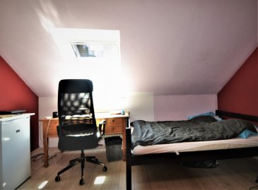 Située à Luxembourg-Hollerich, au 2ème étage d'une maison profitant d'un environnement calme, cette chambre d'une surface de ± 10 m² dispose d'une salle de douche privative ± 3 m².
Le rez-de-chaussée de la maison s'ouvre sur un hall d’entrée ± 4 m² suivi d'un couloir ± 3 m² débouchant sur la cage d'escalier. Au 2ème étage, un palier ± 2 m² dessert la chambre ± 10 m² et sa salle de douche.
 
Généralités :
- Maison datant de 1999 ;
- Environnement calme ;

Agent responsable du dossier : Sarah ROSENSTEIN
E-mail : sarah@vanmaurits.lu
Mobile : +352 621 160 173
