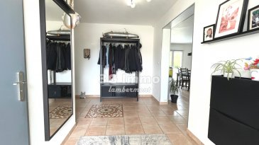 3 G IMMO LAMBERMONT VOUS PROPOSE EN EXCLUSIVITE CETTE BELLE MAISON INDIVIDUELLE DE 2009, RENOVEE, DE 128 M² HABITABLES, 4 CHAMBRES, DEMI-NIVEAUX, DOUBLE GARAGE ET BUANDERIE, AVEC UNE DEPENDANCE, UN BEL EXTERIEUR, AU CALME, PROCHE NATURE !

L'arrivée dans la maison se fait par une large entrée donnant accès à la pièce de vie ouverte sur la cuisine équipée (2016), ensemble d'une surface de 59 m². Accès vers la terrasse depuis le séjour et la cuisine. Les toilettes séparées complètent le rez-de-chaussée.

Le demi-niveau supérieur (quelques marches uniquement) vous conduira à un dégagement ouvrant sur les 3 premières chambres (12,40, 12,50 et 13,60 m²) et à la superbe salle de bain complètement rénovée en 2024, avec douche et baignoire, meuble double vasque et toilettes.

Enfin, le second demi-niveau est dédié à la quatrième chambre de 15,25 m² avec sa partie dressing.

Double garage, espace technique, une buanderie / cellier et un grenier stockage complètent ce bien. 

Maison de 2009 avec de belles rénovations et améliorations :

- cuisine équipée et porte d'entrée 2016,
- salle de bain 2024,
- poêle à granules 2021 (qui suffit pour chauffer la pièces de vie),
- peinture complète,
- chauffage au sol rez-de-chaussée et convecteurs électriques pour les chambres,
- garage isolé,
- VMC remplacée en 2024
- fibre internet,
- alarme (domotique smartphone possible),
- fermetures pilotables à distance,
- adoucisseur d'eau,
- façade et toiture nettoyées.

Les extérieurs sont, eux aussi, particulièrement soignés : terrain plat, arboré, terrasse béton (fondations étudiées pour faire une extension en dur) avec dalles sur plots, pergola, jardin potager, serre, abri de jardin sur dalle, atelier annexe de 20 m² (alimentation électrique) et pelouse. Seulement un voisin sur un des côtés, vue dégagée sur la nature pour profiter sans réserve !  A l'avant : allée devant les garages permet de garer deux voitures. Au calme, pas de circulation devant la maison, situation privilégiée, pour les parents et les enfants !

Localisation : Beuveille est un village traditionnel, entouré par la nature, entre Longwy (à 13 km) et Longuyon (8 km), proche de la zone commerciale de Lexy (10 km).

N'hésitez pas à me contacter pour tout complément et visiter cette maison qui répondra à vos attentes ! François au + 33 (0)6 23 51 05 74.

François LAMBERMONT E.I. inscrit au RSAC de BRIEY 791 005 580

Selon l'article L.561.5 du Code Monétaire et Financier, pour l'organisation de la visite, la présentation d'une pièce d'identité vous sera demandée.

Les informations sur les risques auxquels ce bien est exposé sont disponibles sur le site Géorisques : www.georisques.gouv.fr

* Prix net, hors frais notariés, d'enregistrement et de publicité foncière. Document non contractuel.