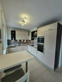 APPARTEMENT GODBRANGE !!!
Situé dans une résidence bien entretenue datant de 2010, cet appartement lumineux de +/-82.6 m² vous offre un cadre de vie agréable et fonctionnel. 

Il se compose d'un spacieux séjour, idéal pour les moments de détente en famille, d'une cuisine semi ouvert entièrement équipée.

L'appartement dispose de deux chambres à coucher, parfaites pour une petite famille, salles de bain avec WC et WC séparée.

Le bien bénéficie également de deux balcons, ainsi que d'une cave pour du rangement supplémentaire. 

Garage box et un emplacement extérieurs.

Caractéristiques :

- Appartement au 2ième et dernière étage avec ascenseur 
- Superficie : 82.6 m² (±)
- 2 chambres dont une avec espace dressing encastré 
- Spacieux salon-séjour
- Cuisine équipée
- Salle de bains avec baignoire 
- Deux balcons
- Cave
- Résidence bien entretenue
- Année de construction : 2010
- Proximité des commerces, écoles et transports.

Pour tout renseignement complémentaire ou information veuillez nous contacter par email info@immonordstrooss.lu ou par Tél: 691 850 805.

Proposition de crédit/financement à taux compétitif auprès des banques Luxembourgeoise incluse dans nos services gratuits.