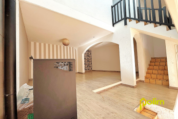 Nouveauté à saisir .  Jolie maison de village idéalement située, proche de toutes commodités, comprenant une belle pièce à vivre au RDC d'environ 50 m2, 3 chambres à l'étage, salle d'eau et un garage. Chauffage individuel électrique + poêle à granulés. Pas de gros travaux à prévoir.
 Les informations sur les risques auxquels ce bien est exposé sont disponibles sur le site Géorisques : www.georisques.gouv.fr