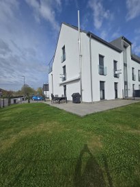 COUP DE COEUR ASSURER!!!

APPARTEMENT AVEC JARDIN PRIVATIF!!!

Ce Beau Appartement/Duplex offre un cadre de vie très cosy, chaleureux, intime et tranquille!

En très bon état avec des équipements intérieurs de qualité 'haut de gamme avec grandes terrasses orientées sud-ouest; partie 'jardin' comprise, ainsi qu'une cave, un emplacement intérieur et 2 emplacements extérieurs;

Situation très centrale et proche de toutes les commodités diverses de la vie courante.
Autres atouts : triple vitrage; chauffage au sol; volets électriques.

Composition de l'appartement avec une surface habitable de +/- 127,13 m² et une terrasse au rdch et au 2e étage grand balcon:

- rez-de-chaussée :hall d'entrée, cuisine bien équipée ouverte, living et salle à manger avec des grandes baie vitrées donnant vers grand jardin privatif clôturé et balcon aussi, une chambre ou bureau et WC séparée,

- 2e étage : hall de nuit, belle suite parental avec douche privatif et balcon, salle de douche avec WC, et deux chambres à coucher .

- 2 emplacements extérieurs, 1 emplacement intérieur pour une voiture, une grande cave et buanderie complète ce beau Duplex.

Pour tout renseignement complémentaire ou information veuillez nous contacter par email info@immonordstrooss.lu ou par Tél: 691 850 805.

Proposition de crédit/financement à taux compétitif auprès des banques Luxembourgeoise incluse dans nos services gratuits.