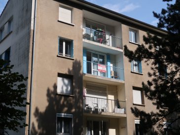 JOEUF Résidence Haut d\'Arly.  Dans un immeuble bien tenu, appartement de 103 m2 clarteux, dégagement, 5 chambres, séjour ouvrant sur loggia, cuisine cellier, wc indépendant, salle de bain chaufferie.<br> 3ème étage sur 4 sans ascenseur, vue dégagée et boisée, au calme. <br> prévoir travaux : conformité électrique, cuisine. <br> chauffage au gaz individuel.<br> une grande cave en sous-sol.<br> DPE E (241), GES E (52)<br>  <br>    