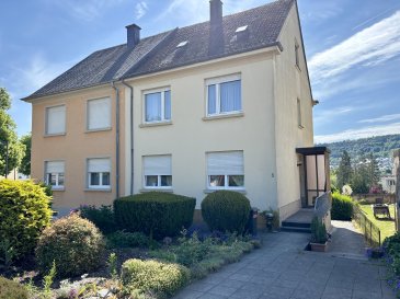 Le Bureau Immobilier Loewen-Kill présente à la vente cette maison jumelée sise à Wasserbillig, se composant comme suit:

Rez-de-chaussée:
.Hall d'entrée
.Cuisine d'une surface d'environ 16,00m2
.Salon/Salle à manger d'une surface d'environ 25,00m2
.WC séparé

Premier étage:
.Palier
.WC séparé
.Première chambre d'une surface d'environ 10,92m2
.Deuxième chambre d'une surface d'environ 13,28m2
.Troisième chambre d'une surface d'environ 15,31m2
.Débarras

Second étage:
.Débarras
.Quatrième chambre d'une surface d'environ 14,50m2
.Grenier aménageable 

Sous-sol:
.Salle de douche
.Buanderie
.Chaufferie
.Espaces de rangement

La maison est complétée par un jardin.

En ce qui concerne les équipements de la maison:
L'immeuble a été construit vers 1949. Le chauffage est assuré grâce à une chaudière au gaz. Les fenêtres ont été remplacées pour partie par des fenêtres en double vitrage (2007). La toiture est isolée et a été remplacée il y a environ 10 ans.

Nous sommes à votre disposition pour tout renseignement complémentaire et un rendez-vous de visite:
00352 691 93 22 02
contact@loki.lu

Les honoraires de négociation sont à la charge du vendeur.