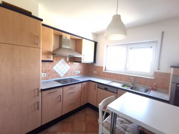 A DECOUVRIR !!!!!!

Appartement très calme, très bon état, 3 façades sans vis à vis, au 2 iéme et dernier étage d'une surface utile d'environ 97.5 m².

Construction de 2005, isolation E, performance E.
Situé à 300 m du centre commercial de Pommerloch, accès direct à la N15, 7 km de Wiltz, 12 km de Bastogne, 4 km du lac de la Haute Sûre en promenade.

Hall de nuit, hall de jour, 2 wc, une salle de bain avec baignoire, 3 chambres, living double, cuisine, un parking intérieur avec accès facile au pied de l'ascenceur, une cave.
Living avec triple vitrage, volet électrique, moustiquaire.
Cuisine équipée séparée avec nombreux rangements.
Grande terrasse18.6 m², sud ouest, en intimité et calme complet, store solaire.
Vue panoramique sur le parc naturel de la Haute Sûre.
Jouissance privative d'un grand grenier de 60 m² de rangement et stockage privé.
Antennes satellites ( astra, eurelsat), fibre optique pour internet dans l'appartement.
Chauffage gaz 2023. Boiler électrique.
Porte d'entrée sécurisée, judas, parlophone, vidéophone.
Boite aux lettres protégée, à l'intérieur de l'entrée de l'immeuble.

Pour plus de renseignements ou une visite veuillez nous contacter au 691 850 805.

Proposition de crédit/financement à taux compétitif d'une banque luxembourgeoise incluse dans nos services gratuit.