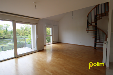 Très bel appartement F4 duplex - 1er étage .  Appartement proche de toutes commodités situé 734 rue du bois le prêtre 54700 PONT A MOUSSON comprenant :
 - Une Entrée, une Cuisine équipée ouverte sur le salon/séjour, 2 Chambres, un Dégagement, Une mezzanine avec espace chambre et salle d'eau privative accés terrasse, un Cellier, Un Balcon, Une Salle de bain, 2 WC et un garage;
 - Chauffage Gaz - 102,93m2 ;
 - Libre à la location
 Les informations sur les risques auxquels ce bien est éxposé sont disponibles sur le site Géorisques : www.georisques.gouv.fr