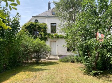 STEINFORT

Belle maison de caractère libre quatre cotés.

Belle maison trois à quatre chambres à coucher, voir cinq chambres, cette belle habitation donne beaucoup de possibilité.

Construite sur son terrain de cinq ares entièrement clos, la maison se donne idéalement pour une petite famille avec enfant.

Directement à son rez de chaussée, vous y trouverez l'espace cuisine (équipée) qui s'ouvre sur la cours de la maison.
Une salle de douche complète ainsi qu'un WC séparé sont accessible depuis son hall d'entrée.

Sa salle à manger et son living sont accessibles par un petit hall de salon. Le parquet au sol d'origine donne un aspect chaleureux aux pièces de vie, à même titre que sa cheminée en pierre rouge.
De la salle à manger, un accès au jardin est accessible par ses escaliers (trois marches) Perron en pierre.

L'étage supérieur est entièrement dédié à l'espace repos. Trois à quatre chambres à coucher sont disponibles.

L'étage sous toiture, le grenier est entièrement aménageable. Idéal pour un enfant indépendant car l'étage possède salle de douche complète et une Kitchenette aménagée. 

Prévoir travaux d'intérieurs

Pour toutes questions ou demandes d'informations, n'hésitez pas à nous contacter, nous serons toujours à votre service.

Agence ELSA'HOME à votre écoute pour la concrétisation de vos projets en toute confiance.
