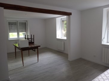 Appartement Siersthal  4 pièce(s). Holbach, commune de Siersthal : En rez de chaussée d'une maison  : Appartement entièrement rénové composé d'un salon / salle à manger, cuisine aménagée et équipée, salle d'eau, Wc individuel + 2 pièces dont une  pièce de passage avec la porte fenêtre qui donne accès à la terrasse et au jardin et une chambre à coucher.
Sous sol avec deux caves, jardinet et terrasse.
Contact Nord Sud immobilier à Bitche, Rohrbach les Bitche, Diemeringen et Sarreguemines au 0372640102