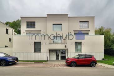 immohub, votre partenaire immobilier à Soleuvre, a le plaisir de vous présenter ce magnifique appartement situé au premier étage d'une résidence soignée de 8 unités, construite en 2022 et nichée dans un quartier résidentiel calme, sans trafic de passage.
Offrant une surface habitable de ± 84 m², ce bien séduit par ses finitions de qualité et sa luminosité naturelle. Il comprend 2 chambres à coucher, 2 salles de douche, une cuisine équipée ouverte sur un spacieux living, ainsi que deux emplacements intérieurs pour une voiture et un balcon orienté sud-est avec marquise.

R+2 :
-Hall d'entrée : 3,10 m² avec vidéophone
-Salle de douche I : 3,50 m² (douche italienne, lavabo simple vasque, WC)
-Double séjour avec cuisine équipée ouverte : 41,00 m² -> accès balcon
-Balcon : 18,10 m² avec marquise et point d'eau
-Chambre I : 12,15 m²
-Chambre II : 18,25 m²
-Salle de douche II : 5,80 m² (douche italienne, lavabo simple vasque, WC)

Ce bien est complété par deux emplacements intérieurs, une cave privative 4,37 m² et une buanderie commune.

Informations complémentaires :
-Année de construction : 2022
-Surface utile (cadastre) : ± 84,00 m²
-Garantie décennale jusqu'en 2032
-Triple vitrage PVC avec jalousies électriques orientables
-Orientation : Sud-Est
-Chauffage au gaz / Chauffage au sol
-VMC (ventilation mécanique contrôlée)
-Dalles en béton
-Classe énergétique : A / B
-Charges mensuelles : ± 330 €
-Vidéophone
-Electroménagers : BORA / AEG / Samsung
-Résidence sans trafic de passage, à proximité immédiate de toutes commodités
