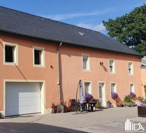 En location, l'Immobilière de l'Attert vous propose cette agréable maison située dans le village de Binsfeld, commune de Weiswampach.

La maison de +/- 133 m² se compose de:

Rdch:
- hall d'entrée
- beau séjour / salle à manger de +/- 25 m²
- cuisine équipée séparée avec coin repas
- wc séparé
- débarras avec connexion lave-linge

1er étage:
- hall de nuit
- 2 belles chambres à coucher de +/- 17 et 18 m²
- 1 Dressing
- 1 bureau
- salle de douche avec lavabo et wc

La maison dispose d'un grenier, d'un jardin, d'une garage 1 voiture et 2-3 emplacement de parking extérieurs.

Loyer : 1 580€
Charges : à charge du locataire
Caution : 2 mois de loyer
Frais d'agence : 1 mois de loyer + TVA (partagé 50/50 entre locataire et bailleur)

Ce bien vous intéresse !

Merci de remplir le 