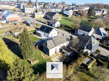 Situé au coeur du village de Perlé, cette maison 3 chambres d'une surface habitable de ± 110m² dispose d'une surface totale de ± 216m² donnant de nombreuses possibilités d'agrandissement. cette maison nécessite des travaux de rénovation et se compose comme suit :

Au RDC, un hall d'entrée de ± 8m² donne sur une cuisine de ± 9m², un séjour spacieux de ± 25m², un wc séparé de ± 1m² ainsi qu'une salle de bain de ± 6m². A cet étage se trouve deux espaces pouvant être réhabilités en surface habitable, le premier un établi de ± 18m² et le second un espace de ± 18m² pouvant devenir un garage ainsi qu'un autre espace de rangement de ± 13m².

A l'étage, un pallier de ± 9m² donne l'accès aux 3 chambres de respectivement ± 9, 11 et 14 m² ainsi qu'un bureau de ± 7m². à cet étage deux espaces supplémentaires peuvent être réhabilités en surface habitable de ± 18 et 22 m².

Cette maison présente un fort potentiel d'agrandissement et bénéficie d'un magnifique terrain de plus de 12 ares.

Détails complémentaires :

- Maison à rénover
- Fort potentiel d'agrandissement
- Chauffage éléctrique et poêle à pellet
- Chassis PVC double vitrage
- Proximité N4 (2 minutes)
-Proximité N4 (2 minutes)

Agent responsable : Julien Bastin  
Mail : julien@vanmaurits.lu  
Tel : +352 661 776 777