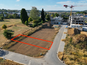Maison mitoyenne avec 4 chambres à vendre à Junglinster / Nouveau lotissement « Um Enneschten Léi »

*** Livraison : JUILLET 2028 / Classe énergétique A ***

Découvrez cette belle maison (N° 09 / Type A) offrant une surface totale de 246 m² (hors terrasses), répartie sur 2 niveaux.

Implantée sur un terrain de 1,83 ares et bénéficiant d'une orientation ouest, la maison offre de beaux espaces de vie ainsi qu'une belle terrasse permettant de profiter pleinement des espaces extérieurs.
Elle se situe dans le nouveau lotissement « Um Enneschten Léi », au cœur de Junglinster, à proximité immédiate de toutes les commodités (restaurants, boulangerie, station-service et centre commercial à seulement 3 minutes à pied).

La maison se compose comme suit :

Au rez-de-chaussée :
- un hall d'entrée,
- un garage pour une voiture,
- un débarras,
- un WC séparé,
- une cuisine ouverte,
- un lumineux salon de 34m2 avec accès à la terrasse de 21m2.


À l'étage :
- 3 chambres à coucher,
- une salle de bains,
- une buanderie,
- une suite parentale avec une salle de bains privative. 

La maison sera construite selon des standards modernes et performants. Elle bénéficiera notamment d'un raccordement au réseau de chauffage urbain (Fernwärme) fourni par la commune de Junglinster, de fenêtres à triple vitrage ainsi que de finitions de qualité avec parquet et carrelage au sol.

La maison sera livrée entièrement achevée, avec les travaux de peinture ainsi que les frais d'autorisation inclus.

Prix : 989.500 € TTC (TVA 3 % incluse*)
*) sous condition d'acceptation par l'Administration de l'Enregistrement.