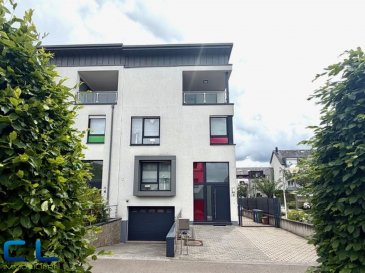 Maison unifamiliale moderne avec jardin, 3 terrasses et garage double à Esch-sur-Alzette ? Quartier prisé de Lallange

Nous vous proposons en exclusivité cette magnifique maison unifamiliale de coin, idéalement située dans le quartier recherché de Lallange à Esch-sur-Alzette. Construite sur un terrain de 3,16 ares, cette propriété séduit par ses volumes généreux, ses finitions soignées et ses agréables espaces extérieurs.

Avec une superficie de 250m2 au total, dont env. 168m2 habitables, elle se compose comme suit: 

-Rez-de-chaussée :
-Grand hall d'entrée lumineux avec baies vitrées
-WC séparé
-Spacieux séjour et salle à manger offrant un bel espace de vie
-Cuisine entièrement équipée
-Accès direct à une grande terrasse de 21 m² et au jardin

Étages :
-Hall de nuit spacieux
-Salle de douche récemment rénovée
-4 chambres à coucher
-Deux chambres avec accès à leurs terrasses privatives (environ 10 m² et 13 m²)
-Dressing
-Grande salle de bains équipée d'une baignoire Whirlpool

-Sous-sol :
-Garage pour 2 voitures
-Buanderie
-Salle de douche
-Local technique
À l'extérieur, la propriété dispose également de 3 emplacements de parking privés.

Équipements et atouts:
-Nouveau système de chauffage par pompe à chaleur
-Panneaux photovoltaïques
-Poêle à pellets
-Construction moderne et économe en énergie
-Finitions de qualité
-Situation calme et privilégiée

La maison bénéficie d'un emplacement idéal, à proximité immédiate des écoles, lycées, commerces, transports en commun, de la Collectrice du Sud et de toutes les commodités nécessaires au quotidien.

Une opportunité rare pour les familles à la recherche d'une maison spacieuse, moderne et parfaitement entretenue dans l'un des quartiers les plus appréciés d'Esch-sur-Alzette.

Les frais d'agence sont inclus dans le prix de vente et à charge du vendeur.
Pour toute visite ou information complémentaire, contactez-nous au 26 53 41, ou Mme Veigas au 621 505 621 / cristina.veigas@cl-immo.lu