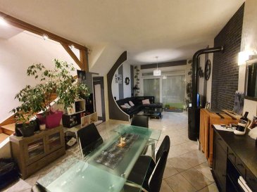 Maison jumelée entièrement rénovée (sauf WC) d'environ 100 m2 comprenant:
- au RDC: 1 grand salon/séjour (environ 30 m2), une cuisine équipée séparée, un wc;
- au 1er étage: 2 chambres (14,5 et 12 m2) et une salle de bains;
- Sous combles: un espace entièrement aménagé (environ 26 m2 au sol).

Chauffage au gaz complété par un poêle à bois. 
Fenêtres double vitrage PVC avec volets roulants (électriques salon et SàM). 

Ce bien est complété par un jardin/terrasse et double garage avec porte motorisée.