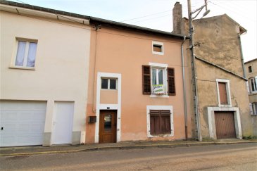 A visiter rapidement.  Grande maison de village à rafraichir offrant de très beaux volumes. Actuellement, une cuisine, un salon séjour de 55m2 avec accès sur terrasse totalement clos de vue. 2 grandes chambres à l'étage et salle de bain.
 Grenier aménageable et dépendance sur l'arriere. Agréable terrasse privative. 
Les informations sur les risques auxquels ce bien est exposé sont disponibles sur le site Géorisques : www.georisques.gouv.fr   