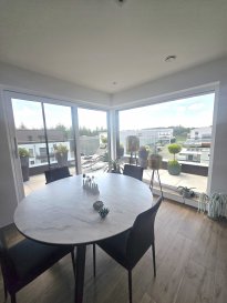 A DECOUVRIR !!!! 

Ce PENTHOUSE exceptionnel situé à Wemperhart allie une architecture exclusive, des espaces de vie généreux et un confort moderne optimal. 
Niché au sein d'une résidence résidentielle et commerciale haut de gamme développée par un promoteur immobilier local de renom, ce bien immobilier offre un cadre de vie raffiné aux acquéreurs exigeants, soucieux de la qualité, du design et de l'intimité. 
Avec une surface habitable d'environ 119 m² et une impressionnante terrasse de près de 57 m², ce bien propose un concept d'habitat alliant à la perfection élégance et générosité. 
De grandes baies vitrées inondent les pièces de lumière naturelle et créent une transition harmonieuse entre l'intérieur et l'extérieur. 

Le coeur du penthouse est constitué du salon et de la salle à manger avec cuisine ouverte ? un espace de vie raffiné offrant un accès direct à la vaste terrasse ensoleillée. 
Cet espace extérieur offre une qualité de vie exceptionnelle et confère à la propriété son caractère unique. 

L'agencement bien pensé comprend : 
- un hall d'entrée spacieux 
- un élégant salon et salle à manger avec cuisine ouverte 
- deux chambres élégantes 
- une pièce supplémentaire, idéale comme bureau à domicile, chambre d'amis ou troisième chambre 
- une salle de bains moderne 
- des toilettes séparées pour les invités 
- une buanderie ou un débarras pratique 

Pour l'aménagement, une attention particulière a été portée à la qualité, au confort et aux technologies modernes : 
- des matériaux haut de gamme et des finitions exclusives 
- un système domotique intelligent KNX 
- le chauffage au sol dans toutes les pièces 
- un chauffage au gaz moderne 
- un triple vitrage pour un confort de vie et une tranquillité optimaux 
- des stores vénitiens électriques pour une protection parfaite contre le soleil et les regards indiscrets 
Cette offre exclusive est complétée par deux places de parking intérieures ainsi qu'une cave privée. 
La résidence séduit par son architecture épurée et intemporelle ainsi que par un environnement soigné et haut de gamme. 
Son emplacement à Wemperhart offre une combinaison parfaite entre calme, intimité et excellentes infrastructures, avec un accès rapide à toutes les commodités importantes. 

Un penthouse pour ceux qui recherchent l'exceptionnel : spacieux, élégant et d'une qualité irréprochable. 

Pour tout renseignement complémentaire ou information veuillez nous contacter par email info@immonordstrooss.lu ou par Tél: 691 850 805. 

Proposition de crédit/financement à taux compétitif auprès des banques Luxembourgeoise incluse dans nos services gratuits.