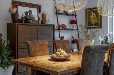 Veuillez contacter Rosa Bertrand-Suarez pour de plus amples informations :
- T : +352 621 684 058
- E : rosa.bertrand-suarez@remax.lu

Dans un quartier calme avec de belles vues sur les hauteurs de Bettborn, RE/MAX vous propose cette belle maison jumelée, très bien entretenue, construite en 2016. La maison a une surface habitable de 157 m² sur un terrain de 4 ares et est disposée comme suit?: 
- Au rez-de-chaussée : un grand hall d’entrée avec accès au garage pour 2 voitures et chaufferie, 
- au premier étage : cuisine ouverte sur salle à manger et séjour avec cheminée et accès à la terrasse et au jardin, une chambre à coucher et un WC. 
- Le deuxième étage a une grande salle de bain, deux chambres à coucher et chambre parentale avec salle de bain. 

Passeport énergétique A/B, chauffage en granulé de bois, ventilation double flux, fenêtres en PVC triple vitrage, volets électriques et pré-installation d’alarme. 

Proche des crèches, écoles, lycées, centres commerciaux, grands axes autoroutiers. Rédange se trouve à 6 km, Mersch à 17 km, Luxembourg à 21 km et Arlon à 18 km. 

Frais d’agence RE/MAX : 3 % du prix de vente + TVA à charge de la partie venderesse
Toute offre sera soumise à l’acceptation expresse des vendeurs.

---

Please contact Rosa Bertrand-Suarez for further information:
- +352 621 684 058
- rosa.bertrand-suarez@remax.lu

In a quiet area with beautiful views over the heights of Bettborn, RE/MAX offers you this beautiful, very well maintained semi-detached house built in 2016. The house has a living area of 157sqm on a plot of 4 acres and is arranged as follows: 
- On the ground floor: a large entrance hall with access to the garage for 2 cars and boiler room, 
- On the first floor: open-plan kitchen, dining and living room with fireplace and access to the terrace and garden, a bedroom and a toilet. 
- The second floor has a large bathroom, two bedrooms and a master bedroom with bathroom. 

Energy passport A/B, wood pellet heating, double flow ventilation, PVC triple glazed windows, electric shutters and pre-installation of alarm. 

Close to nurseries, schools, high schools, shopping centres and major motorways. Rédange is 6 km away, Mersch 17 km, Luxembourg 21 km and Arlon 18 km. 

RE/MAX agency fees: 3% of the selling price + VAT at the seller's expense
All offers are subject to the express acceptance of the sellers.