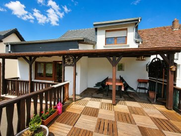 Maison Lemberg. à Lemberg au calme : maison avec terrasse de 21m² et une place de parking.
Elle se compose d'un sous sol complet avec  garage, chaufferie, buanderie et débarras et une salle des fêtes. En rez de chaussée : entrée, salon, salle à manger donnant sur la terrasse, cuisine aménagée, salle d'eau avec WC suspendu et une chambre à coucher.
Enfin l'étage offre encore deux chambres, dégagement et débarras.
Cette maison est parfaitement habitable de suite, fonctionnelle et ne nécessite aucun entretien de terrain.
Contact Nord sud immobilier à Bitche, Rohrbach les Bitche, Diemeringen et  Sarreguemines au 0372640102
