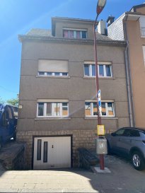 Immo Camilo vous propose: 

Maison  libre de 3 côté avec une superficie habitable +/- 198m2

1er étage 

Hall d’entrée
Cuisine équipée séparée
Living salle à manger 
Balcon 
Jardin 
1 toilette séparée

2ème étage 

Hall de nuit
3 belles chambres
Salle de bain
Garage box ferme plus emplacement pour 3 voitures 
Buanderie
Cave
Chauffage à gaz.  Nouvelle chaudière 2019
Grenier possibilité de faire un grand studio

A prévoir: Rénovation ou possibilité de faire une maison bi-famille. Idéal pour entrepreneurs ou privée 


Toutes les dalles en béton 
Avantages : 
Les fenêtres double-vitrage 2019

Proximité école, crèche, commerce, transports, étc.

N’hésitez pas à nous contacter pour la mise en vente de votre bien immobilier. Pour plus de renseignements, contacter Mme. TEIXEIRA au GSM : +352 621 259 311





