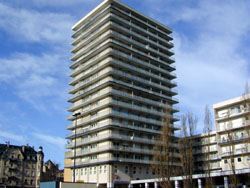 Dans la tour Coislin, bel appartement F2 avec une vue imprenable sur Metz (Cathédrale, Place Saint Louis,...). Il est composé d'une entrée avec placard, un séjour et une chambre accès balcon,  une cuisine semi-équipée et une salle de bains. 
Parking en sous-sol privatif et cave. 

Chauffage urbain. 

Disponible début août.

Loyer : 565€
Provisions sur Charges Mensuelles avec Régularisation Annuelle : 175€ (eau froide - eau chaude - chauff. - câble - ascenseur - concierge - EDF parties communes - ent. chaudière)

Honoraires de Rédaction de Bail : 401€
Honoraires d'Etat des Lieux : 150€

Les informations sur les risques auxquels ce bien est exposé sont disponibles sur le site Géorisques : www. georisques. gouv. fr

BELSIM IMMOBILIER 03 87 16 44 44