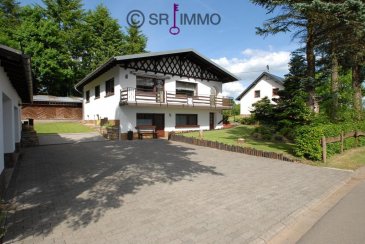 Schönes Landhaus: ruhige Lage, Fernsicht, 4 km von A 60

Mit seinem wunderschön angelegten Garten und der überwältigenden Aussicht wird dieses gepflegte Haus Ihnen gefallen! Es gibt zwei separate Wohnungen: eine Einliegerwohnung im Erdgeschoss und die Hauptwohnung im Obergeschoss. Das Haus eignet sich also als großes Einfamilienhaus, als Mehrgenerationenhaus oder als Haus mit Mietwohnung für Dauermieter oder Touristen.

Die Hauptwohnung besteht aus einem großen, hellen Wohnzimmer mit Balkon, einer separaten Küche, zwei Schlafzimmern sowie einem geräumigen Badezimmer mit Dusche, Badewanne, zwei Waschbecken und WC. Aus dem Wohnzimmer, wie auch vom Balkon, können Sie die herrliche, kilometerweite Aussicht genießen!

Eine hübsche Treppe aus Bruchmarmor führt Sie ins Erdgeschoss in die Einliegerwohnung, welche auch über einen separaten Eingang verfügt. Hier finden Sie eine Wohn-Essküche, zwei große Schlafzimmer und ein großes Badezimmer, ebenfalls mit Dusche, Badewanne, Waschbecken und WC.

Im Erdgeschoss befindet sich ebenfalls der Heizungsraum mit einer kombinierten Holzscheit- Ölzentralheizung, welche automatisch sowie manuell umgeschaltet werden kann.

Das Haus liegt inmitten eines wunderschönen, windgeschützten Gartens. Neben 3 offenen Stellplätzen gibt es eine  Doppelgarage und einen Schuppen mit 2-3 geschlossenen Stellplätzen und einem großen Geräte- oder Hobbyraum.

1974/75 erbaut, ist die Innenausstattung im Stil der Zeit, jedoch sehr gut gepflegt und erhalten.


Allgemeine Informationen:

Baujahr: 1974
Mauern: massiv
Decken: Beton
Dach: Trapezblech mit Vlies
Fenster: Holz, Doppelverglasung
Heizung:  Öl (6000 l Tankvolumen) und Scheitholz
Warmwasserbereitung: über Zentralheizung
Bodenbeläge: Fliesen, Parkett, Laminat
Zustand: entsprechend dem Baujahr
Energieverbrauch dieses Gebäudes: 177 kWh (m2 a)
Primärenergiebedarf dieses Gebäudes: 229 kWh (m2 a) 

Lagebeschreibung:

Habscheid ist eine Ortsgemeinde im Eifelkreis Bitburg-Prüm in Rheinland-Pfalz. Sie gehört der Verbandsgemeinde Prüm an mit ca. 580 Einwohnern.
Zu den Sehenswürdigkeiten des Dorfes gehören die Pfarrkirche und die Habscheider Mühle. Im Ort sind einige schöne, sehr alte Wegekreuze anzutreffen.
Das Vereinsleben in Habscheid hat einen hohen Stellenwert. Es gibt den Kirchenchor, den Musikverein, den Sportverein, den Karnevalsverein, sowie die Freiwillige Feuerwehr Habscheid und die Freiwillige Feuerwehr Hollnich. 
In Habscheid befindet sich ein Kindergarten, ein Seniorenpflegezentrum, einen Geflügelhof sowie einen Lebensmittelfrischdienst. Schüler besuchen die Grund- und Realschule plus in Bleialf oder weiterführende Schulen in Prüm. Einkaufsmöglichkeiten, Ärzte, Apotheken und Banken sind in Bleialf und Prüm vorhanden.
Die Anschlussstelle zur Autobahn A 60 ist in 2 Minuten zu erreichen.
Entfernungen: Bleialf 9 km, Prüm 16 km

HAFTUNGSAUSSCHLUSS
Die von uns gemachten Angaben hinsichtlich Größen und Beschaffenheit des Objektes beruhen auf Informationen des Verkäufers bzw. Dritter und sind unverbindlich. Eine Haftung jeglicher Art für die Richtigkeit und Vollständigkeit der Angaben wird daher ausgeschlossen. Unser Angebot erfolgt freibleibend, Zwischenverkauf vorbehalten.


VERBRAUCHERINFO
1. Maklerleistung ist der Nachweis der Gelegenheit zum Abschluss eines Vertrages bzw. Vermittlung eines Vertrages über eine Immobilie gegen die Maklerlohnzahlungspflicht des Kunden. Eine Maklerprovision in Höhe von 3,57 % incl. 19 % MwSt. ist vom Käufer zu zahlen. Die Maklerprovision ist fällig und verdient mit Unterzeichnung des Kaufvertrages.
2. Unternehmer, Anschrift, Beschwerdeadressat:
ARCADIA Fine Properties S.A., 20, Grand-Rue, L-9410 Vianden, Tel.: 00352 266 344 1, Email: contact@sri.lu, Direktor: Ton Eggen
3. Es besteht ein Widerrufsrecht für Verbraucher

WIDERRUFSRECHT FÜR VERBRAUCHER
Sie haben das Recht, binnen vierzehn Tagen ohne Angabe von Gründen diesen Vertrag zu
widerrufen. Die Widerrufsfrist beträgt vierzehn Tage ab dem Tag des Vertragsabschlusses.
Um Ihr Widerrufsrecht auszuüben, müssen Sie uns (ARCADIA Fine Properties S.A., 20, Grand-Rue, L-9410 Vianden, Tel: +352 266 344 33, Fax: +352 266 344 44, E-Mail: contact@sri.lu) mittels einer eindeutigen Erklärung (z. B. ein mit der Post versandter Brief, Telefax oder E-Mail) über Ihren Entschluss, diesen Vertrag zu widerrufen, informieren.
Sie können dafür das beigefügte Muster-Widerrufsformular verwenden, das jedoch nicht
vorgeschrieben ist.
Zur Wahrung der Widerrufsfrist reicht es aus, dass Sie die Mitteilung über die Ausübung
des Widerrufsrechts vor Ablauf der Widerrufsfrist absenden.
Folgen des Widerrufs
Wenn Sie diesen Vertrag widerrufen, haben wir Ihnen alle Zahlungen, die wir von Ihnenerhalten haben, einschließlich der Lieferkosten (mit Ausnahme der zusätzlichen Kosten,
die sich daraus ergeben, dass Sie eine andere Art der Lieferung als die von uns
angebotene, günstigste Standardlieferung gewählt haben), unverzüglich und spätestens
binnen vierzehn Tagen ab dem Tag, an dem die Mitteilung über Ihren Widerruf dieses
Vertrags bei uns eingegangen ist.
Für diese Rückzahlung verwenden wir dasselbe Zahlungsmittel, das Sie bei der
ursprünglichen Transaktion eingesetzt haben, es sei denn, mit Ihnen wurde ausdrücklich
etwas anderes vereinbart; in keinem Fall werden Ihnen wegen dieser Rückzahlung
Entgelte berechnet.
Haben Sie verlangt, dass die Dienstleistungen während der Widerrufsfrist beginnen sollen,
so haben Sie uns einen angemessenen Betrag zu zahlen, der dem Anteil der bis zu dem
Zeitpunkt, zu dem Sie uns von der Ausübung des Widerrufsrechts hinsichtlich dieses
Vertrags unterrichten, bereits erbrachten Dienstleistungen im Vergleich zum
Gesamtumfang der im Vertrag vorgesehenen Dienstleistungen entspricht.
Hinweis auf die Möglichkeit eines vorzeitigen Erlöschens des Widerrufsrechts
Ihr Widerrufsrecht erlischt, wenn wir unsere Leistung vollständig erbracht und mit der
Ausführung der Leistung erst begonnen haben, nachdem Sie Ihre ausdrückliche
Zustimmung und gleichzeitig Ihre Kenntnis davon bestätigt haben, dass Sie Ihr
Widerrufsrecht bei vollständiger Vertragserfu?llung durch uns verlieren.

MUSTER-WIDERRUFSFORMULAR
Wenn Sie den Vertrag widerrufen wollen, dann füllen Sie bitte dieses Formular aus und
senden Sie es zurück an:
ARCADIA Fine Properties S.A. - SR IMMO
20, Grand-Rue
L-9410 Vianden
Tel: +352 266 344 33
Fax: +352 266 344 44
E-Mail: contact@sri.lu
Hiermit widerrufe(n) ich/wir (*) den von mir/uns (*) abgeschlossenen Vertrag über den Kauf
der folgenden Waren (*)/die Erbringung der folgenden Dienstleistung (*)
Bestellt am (*)/erhalten am (*)
Name des/der Verbraucher(s)
Anschrift des/der Verbraucher(s)
Unterschrift des/der Verbraucher(s) (nur bei Mitteilung auf Papier)
Datum
(*) Unzutreffendes streichen.


Ref agence :100853