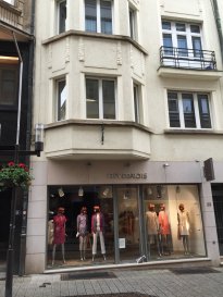 Property Invest vous propose:

A louer de très beaux bureaux d‘une surface de 110m² situés dans la zone piétonne du Centre-Ville dans un immeuble représentatif, au 1ier étage avec ascenseur comprenant un hall d`entrée, un open-space, des bureaux divisibles, un wc séparé et une salle de réunion.

Au coeur de la ville de Luxembourg, cet immeuble offre une visibilité exceptionnelle à proximité immédiate des rues commerçantes.


N'hésitez pas à nous contacter pour des informations supplémentaires.

Cordialement,

Property Invest Team
+352 671 888 777
