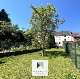 Située dans les hauteurs de Schifflange dans une rue au calme (zone 30 km/h), cette maison unifamiliale, bénéficie d'une surface habitable de ± 105 m² pour une superficie totale de ± 135 m² et se compose comme suit :

Au rez-de-chaussée le hall d'entrée de ± 7 m² dessert le salon/ sàm. de ± 31 m² une cuisine séparée de ± 11 m² avec accès sur la terrasse suivie de son jardin, un wc séparé de ± 2 m² complète cet étage.

Au 1ier étage le palier de ± 6 m² dessert 2 chambres de 19 et 11 m².

Au 2ième étage sous combles le palier de ± 3 m² dessert 2 chambres de ± 11 et 9 m² ainsi qu'un bureau de ± 8,5 m².

Au sous-sol un palier de ± 7 m² dessert une buanderie de ± 16 m², une cave de ± 15 m² ainsi qu'une salle de douche ± 4 m².

Un jardin de ± 150 m² avec une terrasse de ± 25 m² complètent l'offre.

Personne responsable du bien :
Apolinario Alexandre
Tel : +352 691 28 22 14
Email : alexandre@vanmaurits.lu