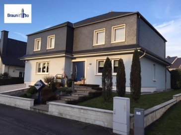 Magnifique maison de standing récente (2000), érigée sur un terrain de 6 ares au calme, elle dispose d\'une surface d\'environ 300m2.<br>Dotée de finitions haut de gamme, cette maison offre une belle luminosité et de très grands volumes, avec :<br>Au rez de chaussée : Hall d\'entrée, bureau, spacieux living-salle à manger avec poêle à bois contemporain, grande cuisine équipée de 26m2 haut de gamme (75 000e),  wc invité (possibilité d\'y ajouter une douche), véranda donnant sur la terrasse de 36 m2 et le jardin.<br>A l\'étage : Hall de nuit desservant 4 belles chambres avec dressing et une grande salle de bain avec baignoire, douche et double vasques.<br>Le sous-sol offre un petit appartement avec cuisine, salle de bain et une chambre.<br>Une salle de fitness avec sauna, une grande buanderie, une cave à vin, un grenier aménageable et un grand garage pour 2 voitures complètent ce bien.<br>Des photos complémentaires de ce bien ainsi qu\'une vidéo sont disponibles sur simple demande. <br>Excellente situation à proximité du centre ville et de toutes commodités.<br><br />Ref agence :2109676