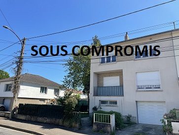 Maison à vendre Metz. Maison mitoyenne d'un côté, située 4 rue de la Charmine à METZ MAGNY, de 130 m² habitables sur un terrain de 421 m².
Sur un sous-sol complet, elle se compose : au 1er étage d'un dégagement avec placard, d'une cuisine individuelle partiellement équipée de 17 m² (accès balcon),  d'un salon / séjour de 30 m² et d'un WC avec lave mains et fenêtre.
Au second étage : un dégagement parqueté, trois chambres de 10.50 , 14,30 et 20 m² ainsi qu'une salle de bains (fenêtre, baignoire et WC) de 7,20 m².
Garage porte motorisée
DV PVC / Volets motorisés
IMMODM 03 82 57 31 87



Honoraires inclus de  4.55% TTC  à la charge de l'acquéreur. Prix hors honoraires 220 000 €. Classe énergie E, Classe climat E Montant estimé des dépenses annuelles d'énergie pour un usage standard : entre 3180.00 € et 4160.00 € sur les années 2021, 2022 et 2023 (abonnements compris). Les informations sur les risques auxquels ce bien est exposé sont disponibles sur le site Géorisques : georisques.gouv.fr.