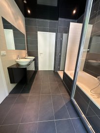 LUXEMBOURG-EICH  

Cette charmante maison jumelée est une opportunité unique d'achat située dans le quartier paisible d'Eich à Luxembourg. Proposée par NEWGEST S.A R.L.,  

Détails de la Propriété:  
Découvrez cette maison spacieuse de 200 m² entièrement rénovée en 2015, offrant un cadre de vie confortable et moderne. Avec ses 3 chambres à coucher et 1 bureau, une salle de bain, et une douche supplémentaire, living avec feu ouvert, c'est une résidence idéale pour toute la famille. Profitez des moments conviviaux dans une grande terrasse de 70 m² pour vos soirées en plein air. Le bien comprend également deux garages pour stationner vos véhicules en toute sécurité, ainsi que deux places de parking extérieures. Bien qu'elle ne soit pas meublée, cette maison présente l'avantage d'une complète rénovation qui en fait un excellent investissement.  

Équipements à Proximité:  
Le quartier d'Eich offre une atmosphère agréable avec une multitude de commodités à proximité. Profitez de diverses écoles et établissements d'enseignement facilement accessibles, idéals pour les familles. Côté shopping et restauration, la ville de Luxembourg regorge de boutiques, de restaurants et de cafés pour satisfaire tous les goûts. De magnifiques parcs et installations récréatives sont disponibles aux environs, propices aux activités de plein air. De plus, bénéficiez d'un excellent système de transport public pour faciliter vos déplacements dans la ville.  

Ne manquez pas cette opportunité exceptionnelle! Pour planifier une visite n'hésitez pas de nous contacter  par email sur info@newgest.lu  ou  par téléphone au 621323127