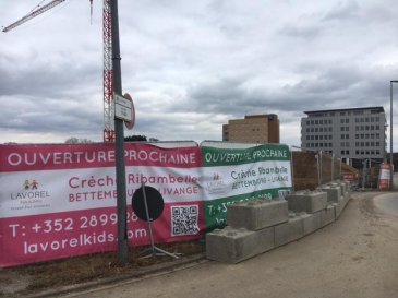 Nouveau projet de Bureau:<br><br>location de bureaux à partir de 18€/m2 brut dans futur construction (en cour) de 3 Immeubles comprenant des plateaux à partir de 444 m2 jusqu\'à 606m2.<br><br>Parking extérieur 186<br>Parking intérieur 64<br>Total: 250 parkings<br><br>Les rdch des trois immeubles ont la possibilité d\'être exploités en tant que local commercial.<br><br>Description situation:<br>Ce projet immobilier bénéficie d\'une situation exceptionnelle, car situé à Livange, au sud de la capitale (10min) dans la commune de Roeser. Accès immédiate à l\' autoroute allant vers la France, à 8 Km du centre de Luxembourg et à 10 Km de l\'aéroport international.<br>Restaurations et Hôtel IBIS / ACCOR /restaurant TURI sont sur le même site.<br>Parmi les occupants ayant déjà choisi cette localisation citons Valentino Caffè , Socotec, Olky....<br />Ref agence :Domaine de livange C001