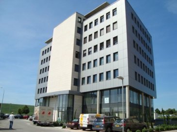 Location dans immeuble administratif de haut standing, dont le style moderne ainsi que la technique correspondent aux nouveaux critères européens.
Disponible à partir du 1 novembre 2018 surface de bureau au dans Immeuble de Bureau comprenant surface de bureau à partir de 248 m2 jusqu'à  518 m2 (23'/m2), avec dépôt ûgarage de surface de 320 m2 (location 10'/m2).
L'espace de bureau est très lumineux avec beaucoup de visibilité, aménagé en différents espaces de bureaux, salle de conférence, salle de bain privative, kitchenette, réception, emplacements de stationnement  à disposition, grande baie vitrée
Equipements techniques : planchers technique, triple vitrages, climatisations, salle serveurs, stores lamelles automatisé, CIAT, les étages sont desservis par deux ascenseurs.
Description situation:
Cet Immeuble Administratif bénéficie d‘une situation exceptionnel et idéale au sud de la ville, très bien desservie par le réseau autoroutier. Hotel Ibis sur le site pour faciliter de logement.
Situé à Livange, dans la périphérie sud avec facilités d‘accès aux autoroutes, à 8 Km du centre de Luxembourg et à 10 Km de l‘aéroport international.

Info et prix sur demande à
Responsable commercial :
Cesare GIULIANO - Immobilière La Cité
97 rue de Strasbourg
L-2561 Luxembourg
Luxembourg
Tel: 691 19 78 02 / responsable commerciale: c.giuliano@la-cite.lu

Ref agence :bureau rdch 01 avec dépot 