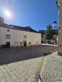 MAISON A VENDRE A VIANDEN!!!  

Située dans une rue calme à proximité du magnifique château de Vianden.   

Immo Nordstrooss vous propose une charmante maison de trois grande chambres à coucher, living avec salle à manger et cuisine ouverte, salle de douche avec fenêtre, espace cave chaufferie, espace rangement ou dressing, deuxième salle de douche aussi avec fenêtre.  

La maison se trouve dans un environnement calme et proche de la nature, tout en offrant une bonne accessibilité aux transports en commun et aux commodités.  

Pour plus de renseignements ou une visite veuillez nous contacter au 691 850 805. 

Proposition de crédit/financement à taux compétitif d'une banque luxembourgeoise incluse dans nos services gratuit.