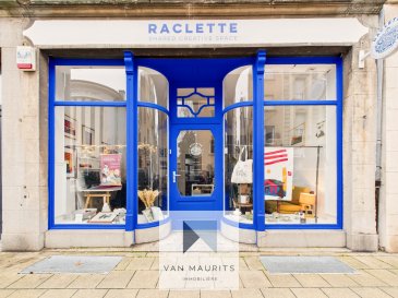 Situé au cœur d'Esch-sur-Alzette, au 3, rue Dicks, ce rez-de-chaussée commercial avec grande vitrine séduit par sa belle luminosité et son caractère authentique. Implanté dans une rue centrale et recherchée, il bénéficie d'une excellente visibilité tout en offrant un environnement calme et agréable.

D'une surface d'environ 57 m², le bien se compose de trois pièces en enfilade de 26 m², 17 m² et 12,6 m², offrant de nombreuses possibilités d'aménagement : bureaux, atelier, commerce ou, sous réserve d'un changement d'affectation, usage d'habitation. La hauteur sous plafond généreuse de 3,40 m renforce la sensation d'espace et de clarté.

À l'arrière, une cour extérieure / terrasse privative de 14 m² constitue un véritable atout, rare en centre-ville. Un WC séparé complète l'ensemble.


Le bien a été rafraîchi et rénové en 2021 : installation électrique modernisée, chaudière à gaz individuelle, remplacement des conduites d'eau et de chauffage, ainsi que pose de fenêtres à double vitrage à l'arrière. Le parquet flottant en bois, conservé, apporte chaleur et élégance à l'ensemble.

Description des pièces :
Atelier/local côté vitrine : 24 m²
Bureau central : 17 m²
Bureau arrière avec kitchenette : 13 m², donnant sur la terrasse
WC séparé accessible par le hall d'entrée commun : 1 m²
Cour extérieure/terrasse : 14 m²
Cave au sous-sol : 6 m²

Caractéristiques principales :
Type : rez-de-chaussée commercial
Année de construction : 1930
Rénovations : 2021
Surface habitable : 57 m²
Terrain : 1a09ca
Sols : parquet flottant et terrazzo
Fenêtres : châssis bois, simple vitrage (vitrine) et PVC, double vitrage (arrière)
Chauffage : gaz, radiateurs
Disponibilité : immédiate

Atouts et services à proximité :
Situation centrale, proche de commerces, restaurants, gare et université
Accès facile aux transports en commun
Cour extérieure agréable pour détente ou usage professionnel

Ce rez-de-chaussée allie fonctionnalité, confort et authenticité. Il constitue un espace idéal pour un usage professionnel ou pour une future transformation en habitation.

Visite virtuelle disponible sur demande.

N'hésitez pas à m'appeler pour des renseignements supplémentaires ou pour prendre rendez-vous pour une visite.

Agent responsable du dossier: Lydia Indjova
E-mail: lydia@vanmaurits.lu
Mobile: +352 661 331 628