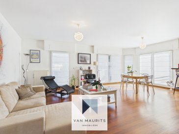 La porte d'entrée s'ouvre sur un hall de ± 6 m² desservant le lumineux et spacieux séjour avec parquet massif de ± 55 m² donnant accès à un balcon de ± 10 m², une cuisine ouverte équipée et aménagée donnant également accès à un balcon de ± 2.5 m², une spacieuse chambre de ± 18 m² avec deux dressings de ± 7.5 m² et ± 1.5 m² et une salle de bains attenante de ± 5 m².

Un escalier mène à l'étage et donne sur un hall de nuit de ± 3 m² desservant trois chambres de ± 10 m², ± 10,5 m² et ± 17,5 m², toutes donnant accès à une belle terrasse de ± 41 m² faisant le tour de l'appartement, ainsi qu'à une salle de bains de ± 5 m².

Au sous-sol de la résidence se trouve un emplacement de parking avec porte électrique de ± 14 m², deux caves privatives de ± 6 m² chacune, une buanderie commune.

Un emplacement de parking extérieur vient compléter le bien.

Détails complémentaires :

- Situation idéale, à proximité du centre-ville et de Kirchberg
- Appartement en parfait état
- Parquet
- Chauffage au gaz
- Chauffage par radiateurs
- Double vitrage sur châssis PVC
- Volets électriques
- Porte sécurisée
- Fibre optique
- Terrasses
- CPE E-E
- Emplacements de parking intérieur et extérieur
- Écoles, crèches, parcs, aires de jeux, restaurants et commerces à proximité
- Desservi par les transports en commun, gare à proximité

Personne responsable du bien :

Yuliana Dimitrova  
Tel: +352661 50 27 19  
Email : yuliana@vanmaurits.lu